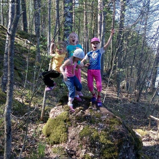Дети - обезьяны, и они любят везде ползать и лазить, поэтому если нет возможности на природе ползать, дома им может помочь Скалодром Жужа