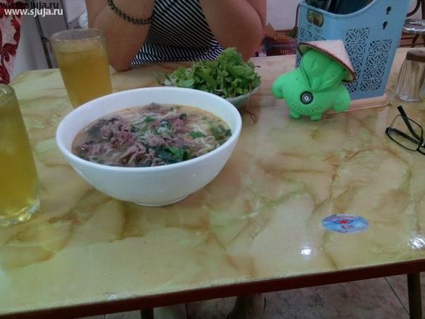 Доброе утро Вьетнам, Сжужа проснулась, и поехала кушать лапшу с мясом. Обычные утренний моцион, у всех вьетнамцев которые с утра встали, нужно сходить покушать, потом пойти на работу. С утра Мы покушали, но мы не на работу пошли, а погулять по городу, а потом поехать в аэропорт, чтобы улететь на Фукуок. #сжужа #утро #побо #суп #завтрак #поесть #назавтрак #вьетнам #мясо #лапша #ханой #город #едальня #зацепки