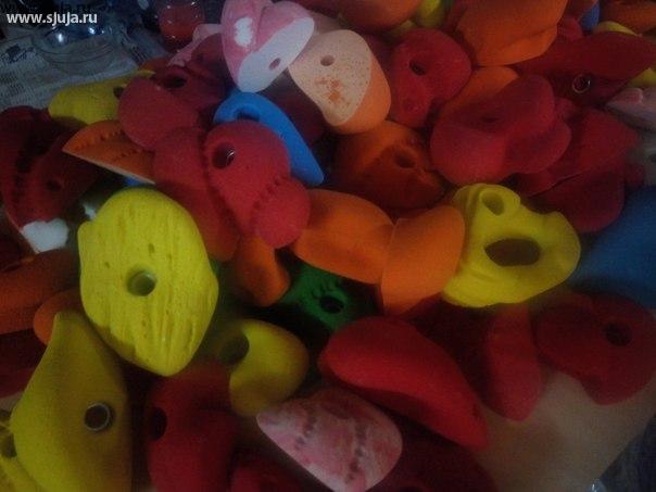 Изготовление скалодромов зацепов , это сложный процесс. Первоначально выбирается форма будущего зацепа, затем это Форма изготавливается из пенопласта, или лепится из пластилина . Доводится до нужной формы, обсуждается с теми людьми которые занимаются скалолазанием, далее, изготавливается из резины форма этого зацепа. Замешивается из смолы и других составляющих смесь запятая заливается в эту форму и через сутки мы получаем зацеп . Он проверяется на скалодроме, обсуждается с теми кто им пользовался , и процесс снова повторяется, до тех пор пока не получится та форма которую необходимо будет дальнейшим массовый изготавливать. #зацепки #зацеп #хваталка #хват #скалодром #скала #дети #скалодромдлядома #детский #детская #игровая #развлечение #экстрим #новость #отдых #парк #красноярск #тында #тюмень #астрахань #ярославль #вологда #павлов