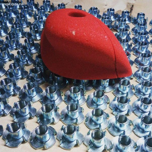 Компания скалодромы Жужа производит зацепы для детей. Мы  постоянно дорабатываем свои зацепы и создаем новые формы. Это происходит благодаря тому, что мы следим за тем как на скалодроме дети берутся за зацепы. Мы проводим постоянно тестирование и общаемся с детьми для того чтобы понять какие формы, наиболее комфортные для них были бы в дальнейшем использовать на скалодроме. Комфортность использования зацепов для детей очень важна, так как при неокрепшем хвате руки можно получить травму. #зацепы #скалолазание #скалодром #дети #длядетей #дома #вквартире #садик #развивалки #площадка #детскаякомната #детская #дизайн #вкоттедже #игровая  