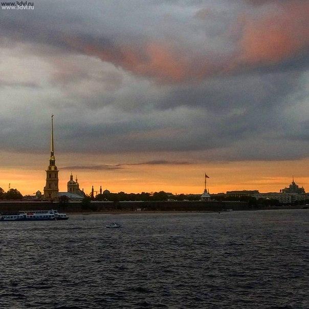 Сегодня гуляем по городу в котором производство скалодромов Жужа www.sjuja.ru #дворцоваяплощадь #питер #вече #небо #красиво #шпиль #мост #нева #спб  @ Дворцовая Площадь