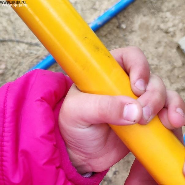Скалодромы Жужа снова проводит тестирование детского оборудования, а именно перекладин на лесенке детской площадки. Если у вашей шведской стенки диаметр перекладин больше и ребёнок не может сделать замок с помощью пальцев, то использование такой шведской стенки небезопасно для возраста конкретно взятого ребёнка. Вы как Родители должны следить за тем оборудованием, которое вы хотите купить для развития своего ребёнка поэтому будьте внимательны. Многие производители скрывают эту информацию,рассказывая о том, что те или иные спортивные комплексы предназначены для любого возраста детей. Напоминаем, что в разное время длина фалангов пальцев у ребенка разные и поэтому хват может быть совершенно разной. Если вам интересна эта тема заходите на наш YouTube канал. #дск #перекладина #спорткомплекс #развитие #1годик #2годика 3годика 4годика #мойсынок #моедитя #детскаяплощадка #маменазаметку