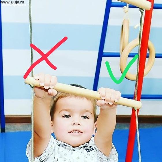 Уважаемые родители пожалуйста внимательно относитесь к тому Каким образом дети берутся за перекладины чтобы не было излишней нагрузки на отдельные пальцы а именно средний и указательный. На картинке виден какой хват правильной А какой неправильный. #дети #комната #уголок #хват #пальцы #лестницавдоме #детская#дск