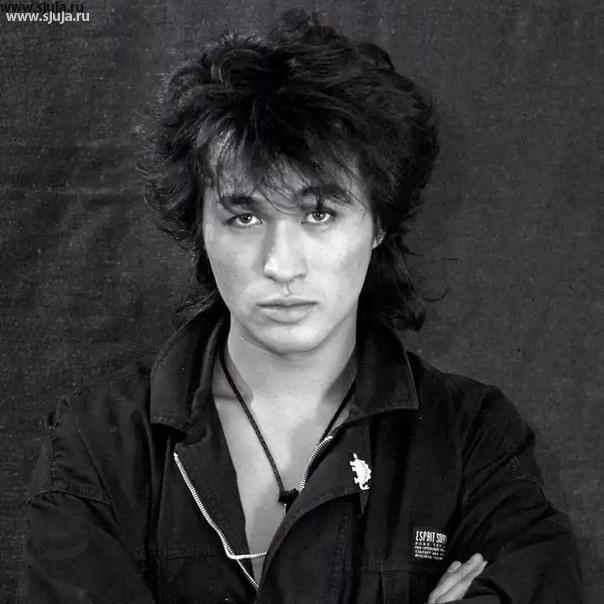 Виктор Цой ЖИВ, это тот кто оказал на мою жизнь 20 лет назад неизгладимое воздействие, и это прекрасно, что жил тогда такой человек и он пел свои песни под этим небом. #цой #викторцой #войжив #кино